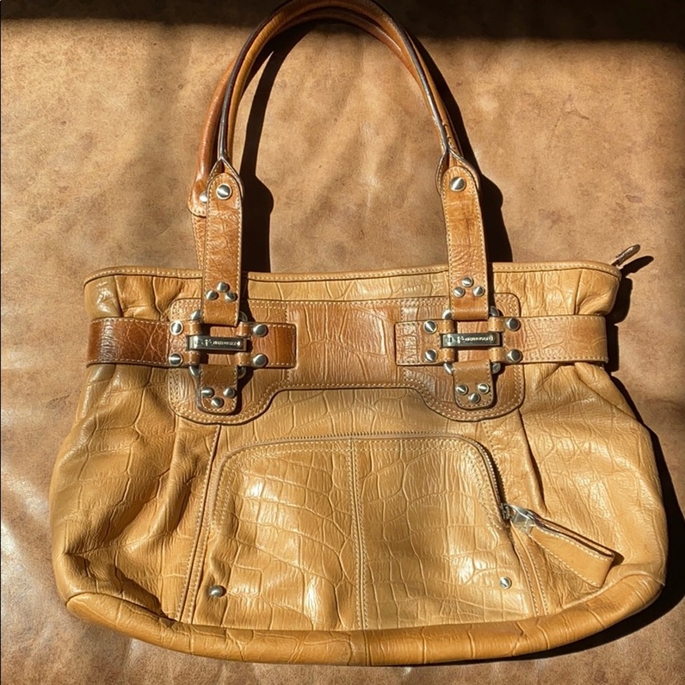 B.Makowsky 100% leather purse